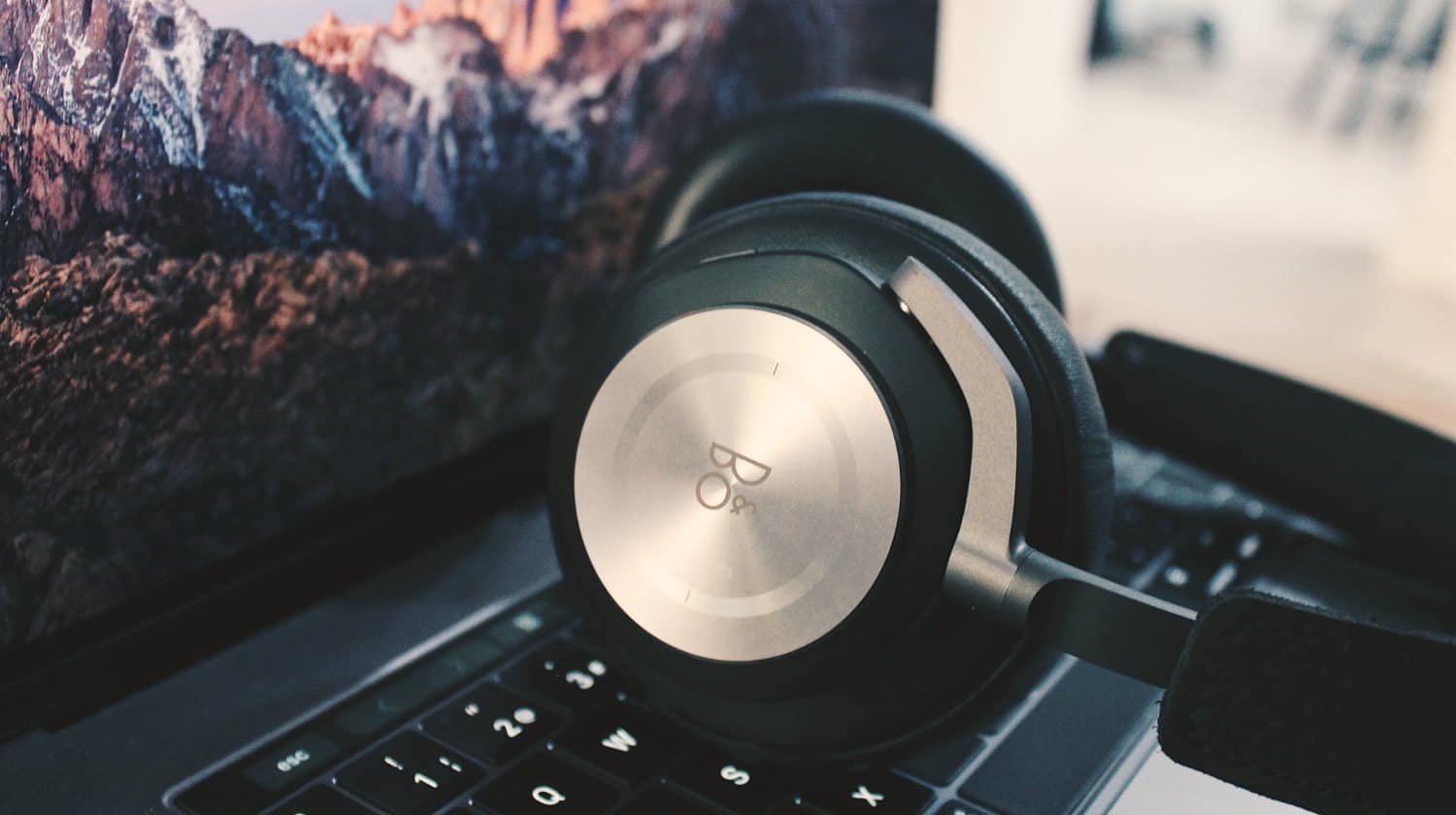 wireless headphones on top of laptop | Wireless Beats Headphones Alternatives | Noobie | wireless beats headphones | beats by dr. dre | featured