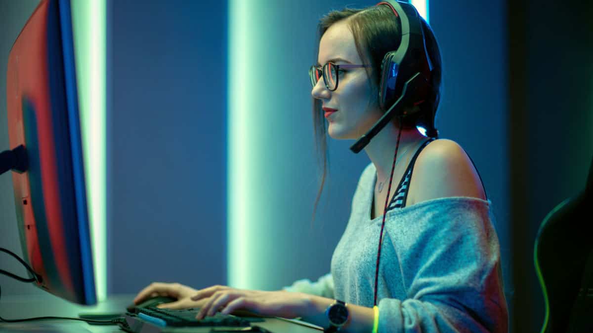 Beautiful professional gamer girl playing firstperson | The Ultimate Guide To PC Games